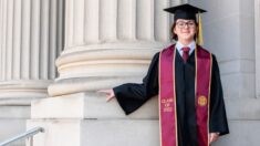 Niño de 13 años se gradúa de la universidad con excelente promedio, tras 2 años de educación en casa