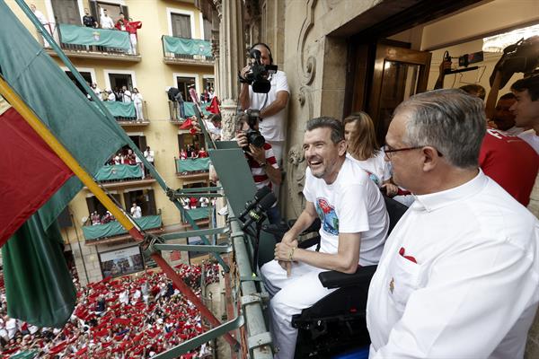 El exfutbolista Juan Carlos Unzué da el chupinazo desde el balcón del Ayuntamiento en la Plaza Consistorial de Pamplona. EFE/Jesús Diges

