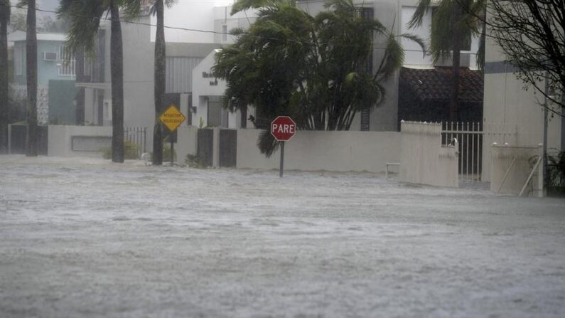 Fotografía de archivo de una vista de inundaciones tras el paso de un huracán, en San Juan (Puerto Rico). EFE/José Rodríguez