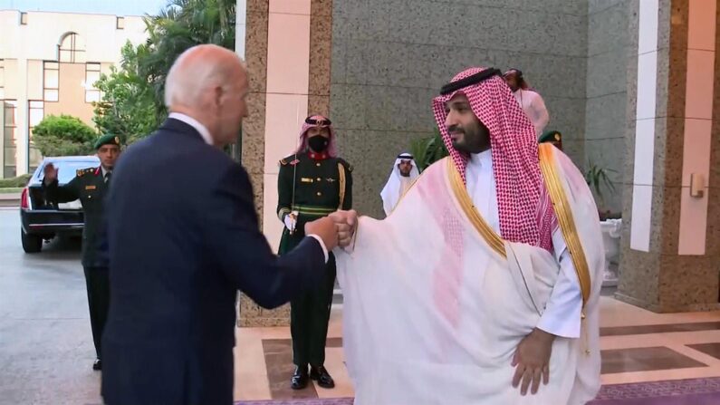 El presidente de EE.UU., Joe Biden, y el príncipe heredero de Arabia Saudí, Mohamed bin Salmán (der.), conocido como MBS, se saludan en Yeda este viernes con un choque de puños. (EFE/captura de vídeo cedido por la AGENCIA OFICIAL DE NOTICIAS SAUDÍ SPA)