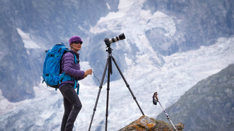 La fotógrafa Erin Babnik trabajando en la vertiente italiana del macizo del Mont Blanc. (Jure Babnik)