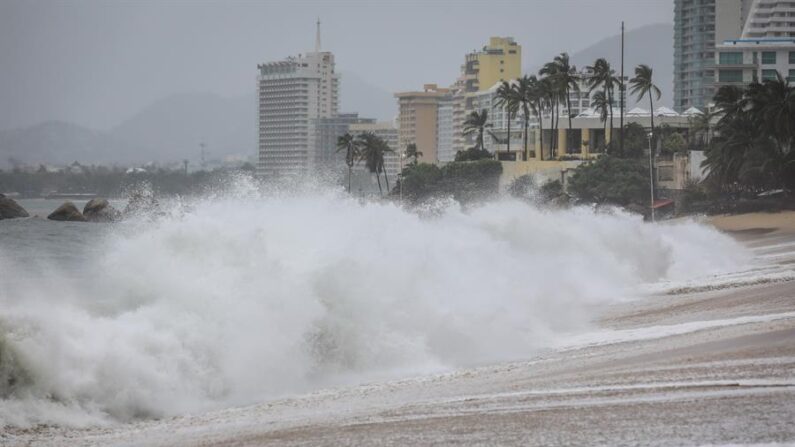 Fotografía del fuerte oleaje en las playas de Acapulco, en el estado de Guerrero (México) en una imagen de archivo. EFE/ David Guzmán