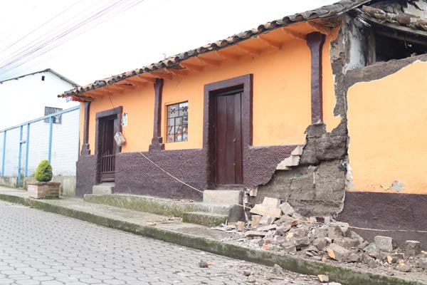 Fotografía de una vivienda afectada por el sismo que se presentó el 25 de julio de 2022 de magnitud 5,2 en la escala de Richter, en Montúfar, provincia de Carchi (Ecuador). EFE/ Xavier Montalvo
