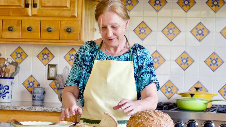 Yvonne Christ, más conocida como "la abuela" del blog The Oma Way, con pan fresco y casero en su cocina de Winchester, Va. (Bridget Wagner)