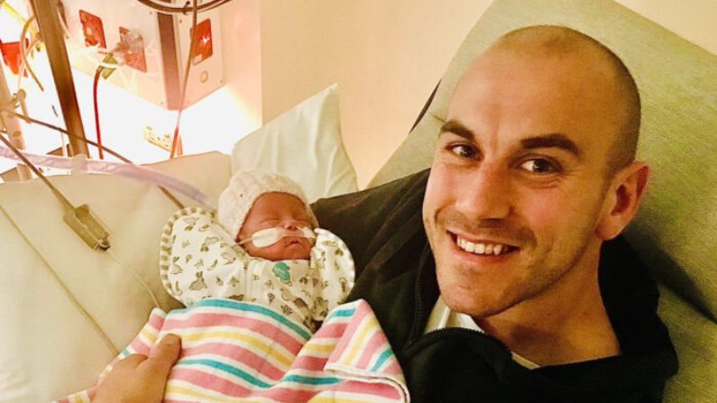 Joel Mackenzie en la UCIN del Women's and Children's Hospital de Adelaida, creando un vínculo con su pequeña hija prematura, Lucy. (University of South Australia)