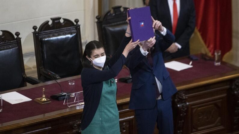 La presidenta de la Convención Constitucional, María Elisa Quinteros, y el vicepresidente, Gaspar Domínguez, muestran este lunes el texto final de la propuesta Carta Magna que se será sometida a votación popular el 4 de septiembre en un plebiscito obligatorio, en Santiago (Chile). EFE/Alberto Valdés