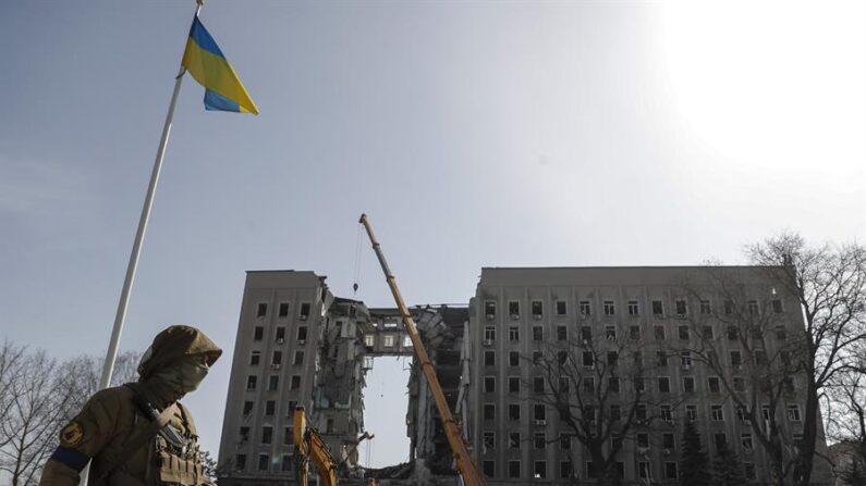 Imagen de archivo de un militar ucraniano que montaba guardia ante un bloque de edificios alcanzado por un misil ruso el pasado mes de marzo en Mykolaiv, en la región de Odesa (Ucrania). EFE/Manuel Bruque