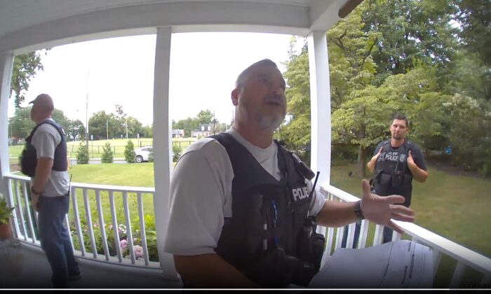 Dos agentes de la ATF y un policía estatal pidieron ver las armas recientemente compradas de un propietario de armas de Delaware, el 12 de julio de 2022. (Captura de pantalla a través del sitio web Ring Video Doorbell)

