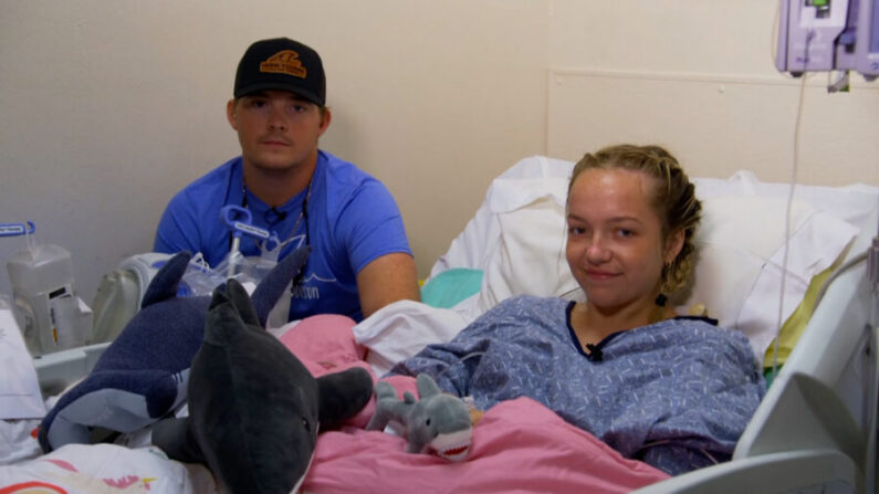 La superviviente del ataque de un tiburón, Addison Bethea (D), y su hermano Rhett Willingham hablaron con CNN desde su cama de hospital en Florida el 4 de julio de 2022. (CNN)

