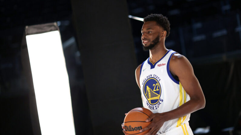 Andrew Wiggins #22 de los Golden State Warriors posa para un retrato durante el Día de los Medios de los Golden State Warriors en el Chase Center en San Francisco, California, el 27 de septiembre de 2021. (Ezra Shaw/Getty Images)
