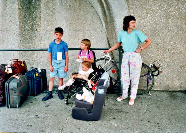 Yvonne Christ y sus tres hijos dejaron Alemania hace 33 años. En esta foto, acaban de aterrizar en Estados Unidos. (Cortesía de Yvonne Christ)