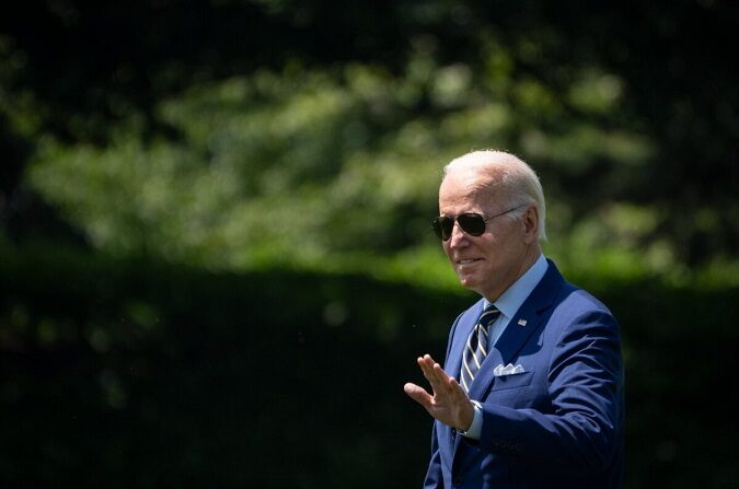 El presidente Joe Biden saluda mientras se dirige al Marine One en el Jardín Sur de la Casa Blanca el 20 de julio de 2022. (Drew Angerer/Getty Images)
