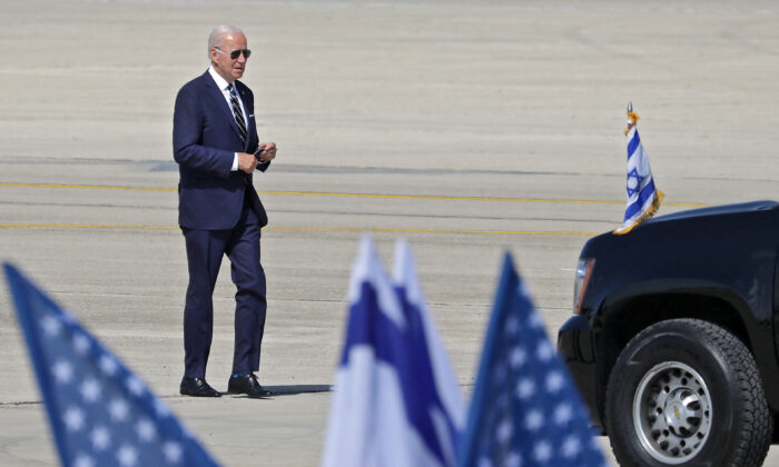 El presidente Joe Biden se prepara para abordar el Air Force One en el aeropuerto Ben Gurion de Israel, el 15 de julio de 2022. (Abir Sultar/AFP/Getty Images)