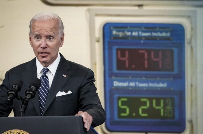 El presidente Joe Biden habla sobre los precios de la gasolina en el South Court Auditorium del campus de la Casa Blanca el 22 de junio de 2022. (Drew Angerer/Getty Images)
