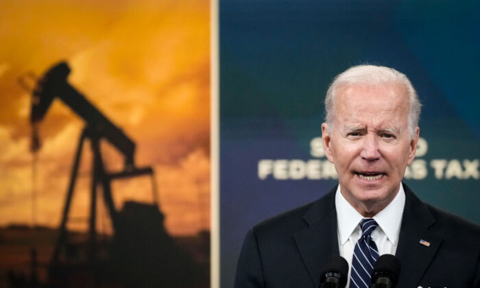 El presidente Joe Biden habla sobre los precios de la gasolina en el campus de la Casa Blanca en Washington, DC, el 22 de junio de 2022. (Drew Angerer/Getty Images)