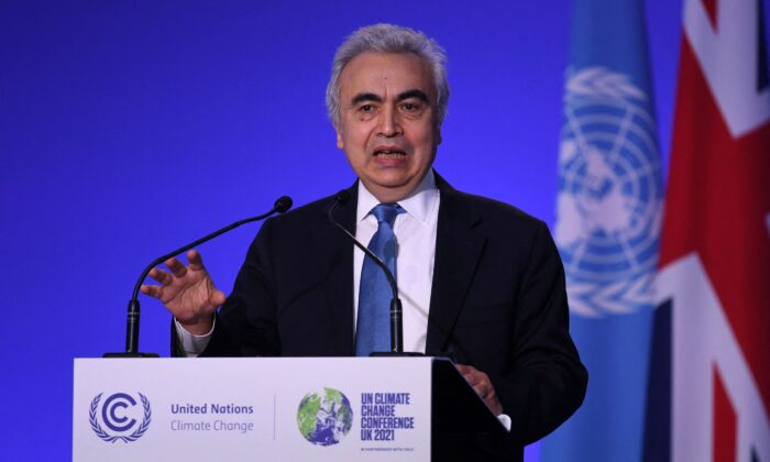 El director ejecutivo de la Agencia Internacional de la Energía, Fatih Birol, interviene en una sesión del quinto día de la Cumbre del Clima de la ONU COP26 en Glasgow el 4 de noviembre de 2021. (DANIEL LEAL/AFP vía Getty Images)