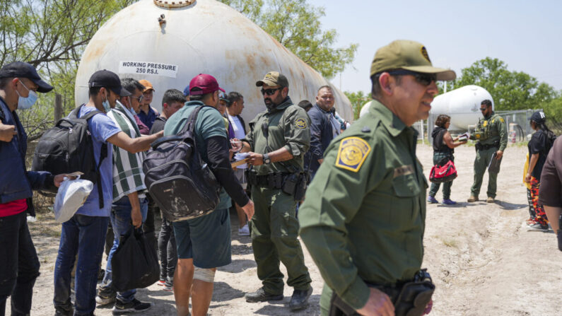 Agentes de la Patrulla Fronteriza detienen a un gran grupo de inmigrantes ilegales cerca de Eagle Pass, Texas, el 20 de mayo de 2022. (Charlotte Cuthbertson/The Epoch Times)