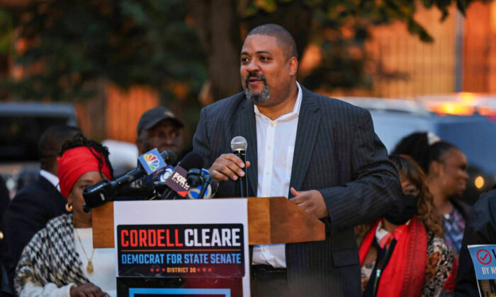 El candidato a fiscal del distrito Alvin Bragg habla durante un mitin de Get Out the Vote en la plaza A. Philip Randolph en Harlem en la ciudad de Nueva York el 1 de noviembre de 2021. (Michael M. Santiago/Getty Images)