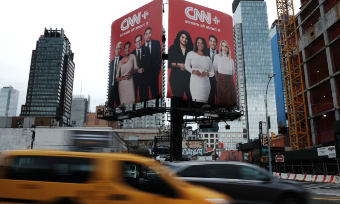 Un anuncio de CNN+ en Manhattan, Nueva York, el 21 de abril de 2022. (Spencer Platt/Getty Images)
