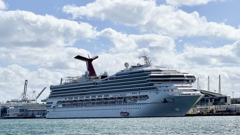 El crucero "Carnival Sunrise", de la compañía Carnival Cruise Line, amarrado en un muelle del puerto de Miami el 23 de diciembre de 2020. (Daniel Slim/AFP vía Getty Images)
