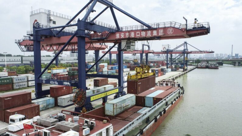 Operaciones de levantamiento de contenedores en el nuevo puerto de Huai'an, en la provincia china de Jiangsu, el 21 de julio de 2022. (CFOTO/Future Publishing vía Getty Images)
