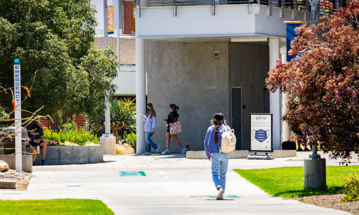 Los estudiantes caminan hacia las clases del semestre de verano en Orange Coast College, en Costa Mesa, California, el 29 de junio de 2022. (John Fredricks/The Epoch Times)
