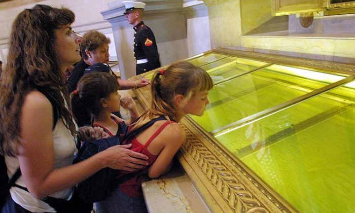 Los visitantes observan los ejemplares originales de la Declaración de Independencia, la Constitución y la Carta de Derechos en los Archivos Nacionales de Washington en esta foto de archivo. (Alex Wong/Getty Images)