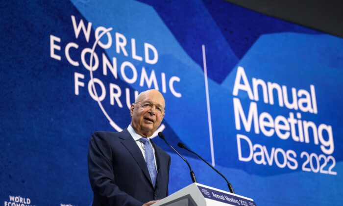 El fundador y presidente ejecutivo del Foro Económico Mundial, Klaus Schwab, pronuncia un discurso en el centro de congresos durante la reunión anual del Foro Económico Mundial (FEM) en Davos el 23 de mayo de 2022. (Fabrice Coffrini/AFP vía Getty Images)