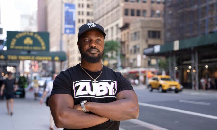 Zuby, rapero, autor, entrenador físico y analista político, en Nueva York el 25 de junio de 2022. (Otabius Williams/The Epoch Times)