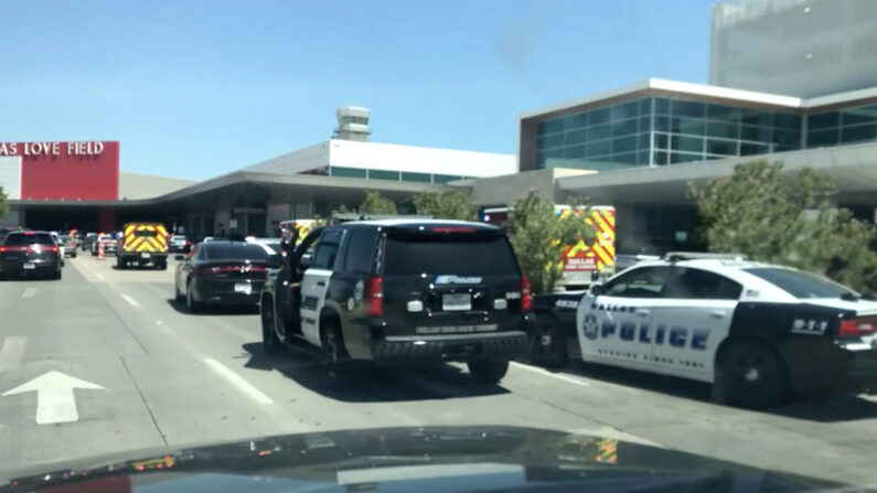 Vehículos de emergencia y autos de policía afuera del Aeropuerto Dallas Love Field luego que hubieran disparos el 25 de julio de 2022. (CNN/Captura de pantalla vía NTD)