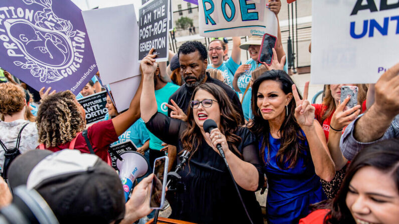 Las líderes provida Kristan Hawkins (C) y Penny Nance (D) celebran la anulación de Roe vs Wade en Washington, el 24 de junio de 2022. (Cortesía de Students for Life of America)
