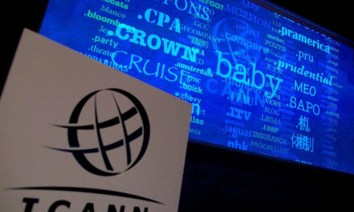 Una pantalla muestra una transmisión continua de nuevos nombres de dominio genéricos de nivel superior (gTLD) que se solicitaron durante una conferencia de prensa organizada por ICANN, en el centro de Londres, el 13 de junio de 2012. La intención de EE.UU. de ceder el control de ICANN abre la puerta para que China obtenga un mayor control sobre Internet. (Andrew Cowie/AFP/GettyImages)
