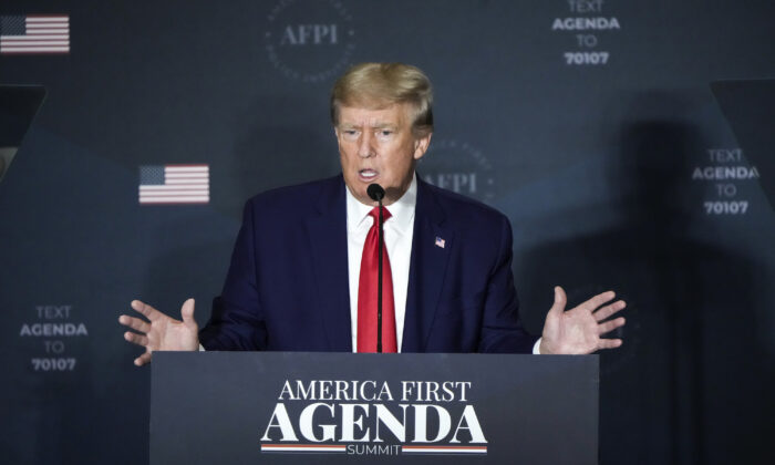 El expresidente Donald Trump habla en la cumbre America First Agenda en Washington, el 26 de julio de 2022. (Drew Angerer/Getty Images)