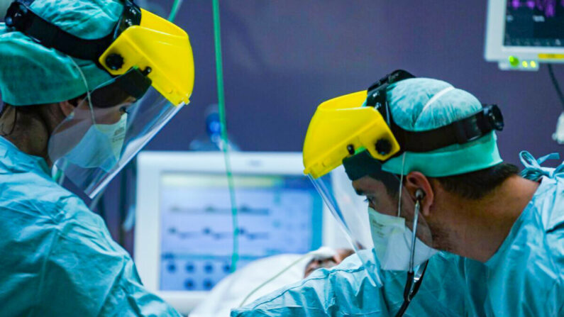 Trabajadores médicos con equipos de protección en un hospital en una foto de archivo. (Kenzo Tribouillard/AFP vía Getty Images)
