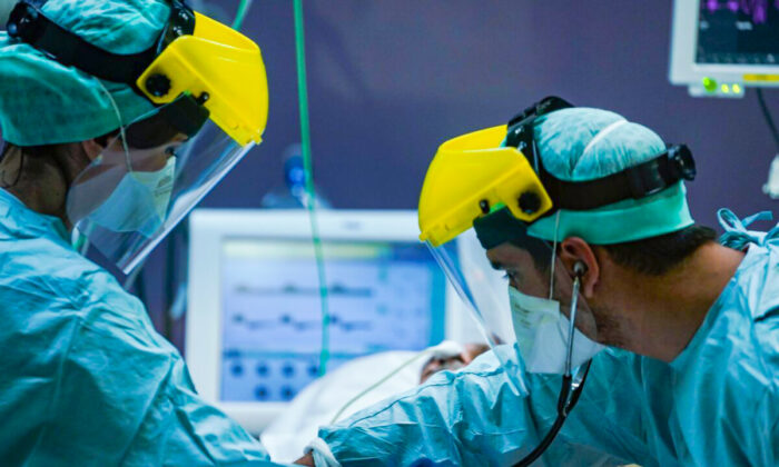 Trabajadores médicos se encuentran con equipo de protección en un hospital en una foto de archivo. (Kenzo Tribouillard/AFP a través de Getty Images)
