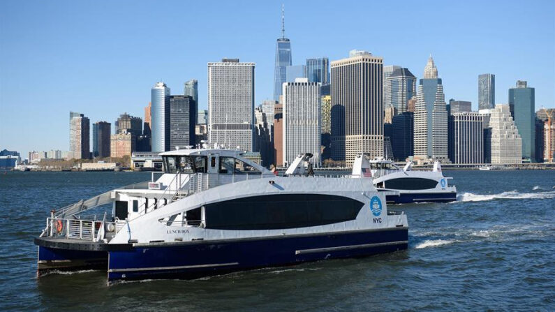 Fotografía cedida por NYC Ferry donde se aprecia un Ferry enfrente de los rascacielos del downtown de Nueva York (EE.UU.). EFE/NYC Ferry