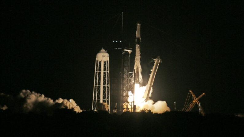 Un cohete Falcon 9 de SpaceX se desplaza hacia el espacio en la misión CRS-25 tras despegar de la plataforma LC-39A en el Centro Espacial Kennedy de Florida el 14 de julio de 2022. (Gregg Newton/AFP vía Getty Images)