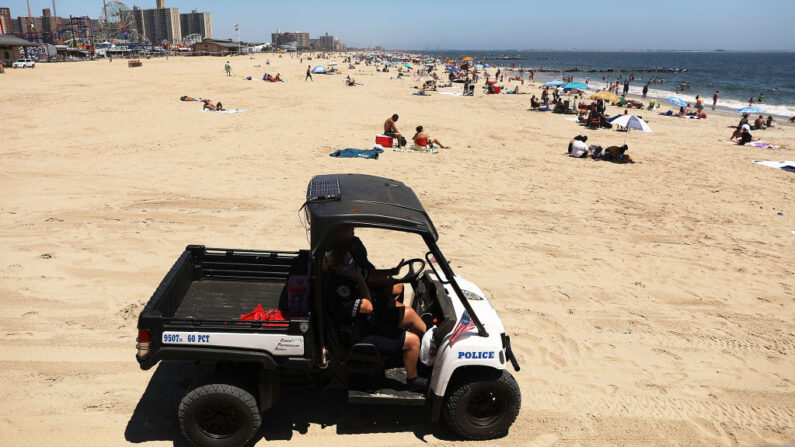 La policía patrulla la playa de Coney Island el 5 de julio de 2018 en el distrito de Brooklyn de la ciudad de Nueva York. (Spencer Platt/Getty Images)