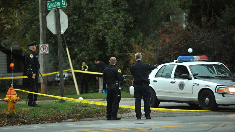 En una fotografía de archivo, agentes de la policía de Des Moines aseguran la escena del crimen el 2 de noviembre de 2016 en Des Moines, Iowa (EE.UU.). (Steve Pope/Getty Images)