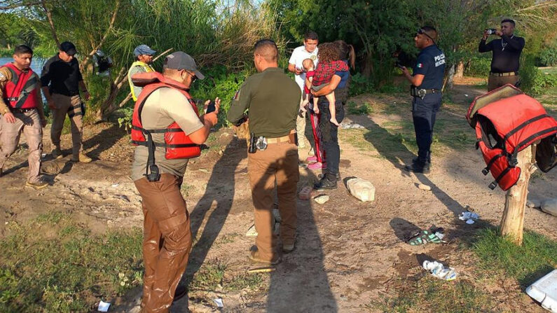 Fotografía cedida el 27 de julio de 2022, por el Instituto Nacional de Migración (INM), que muestra el rescate de una familia de migrantes del Río Bravo, en Ciudad Juárez, Chihuahua (México). EFE/ Instituto Nacional de Migración