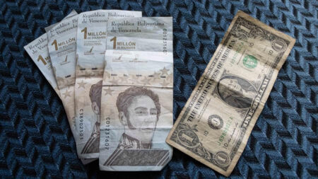 La moneda de Venezuela se devalúa un 21 % frente al dólar en una semana