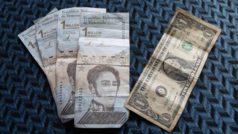 Fotografía de archivo que muestra bolívares y un dólar en Caracas (Venezuela). EFE/ Ronald Peña/Archivo