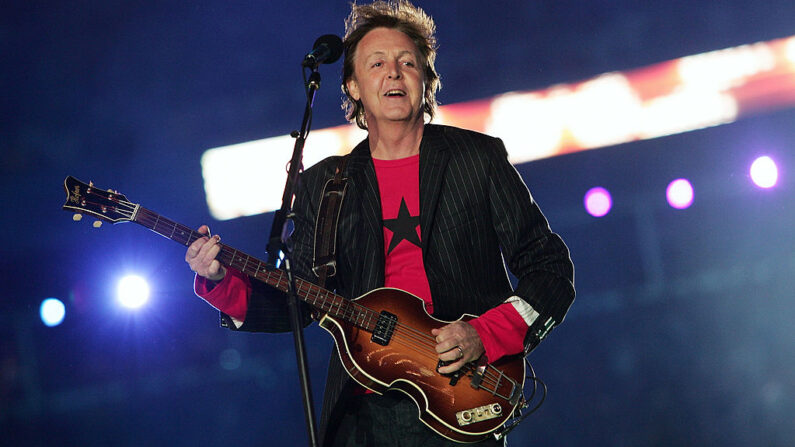 El cantante Paul McCartney actúa durante el espectáculo de medio tiempo del Super Bowl XXXIX en el estadio Alltel el 6 de febrero de 2005 en Jacksonville, Florida. (Jed Jacobsohn/Getty Images)