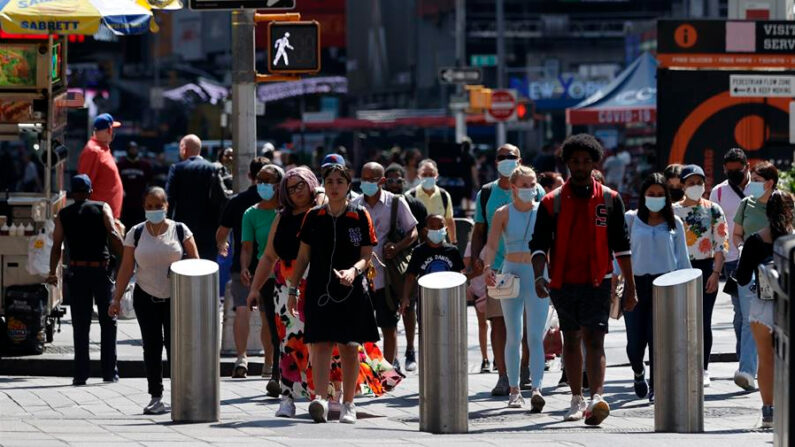 Personas caminan en Times Square en Nueva York (EE.UU.), en una fotografía de archivo. EFE/Jason Szenes