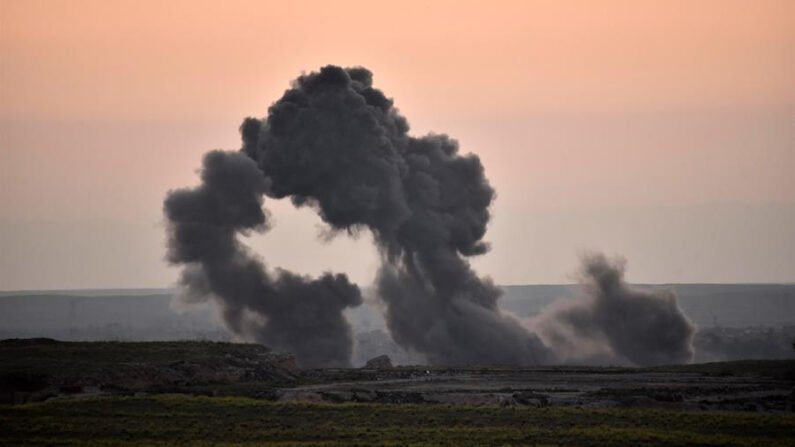 Vista general de una columna de humo después de un ataque aéreo de la coalición internacional contra el Estado Islámico, en una fotografía de archivo. EFE/Murtaja Lateef