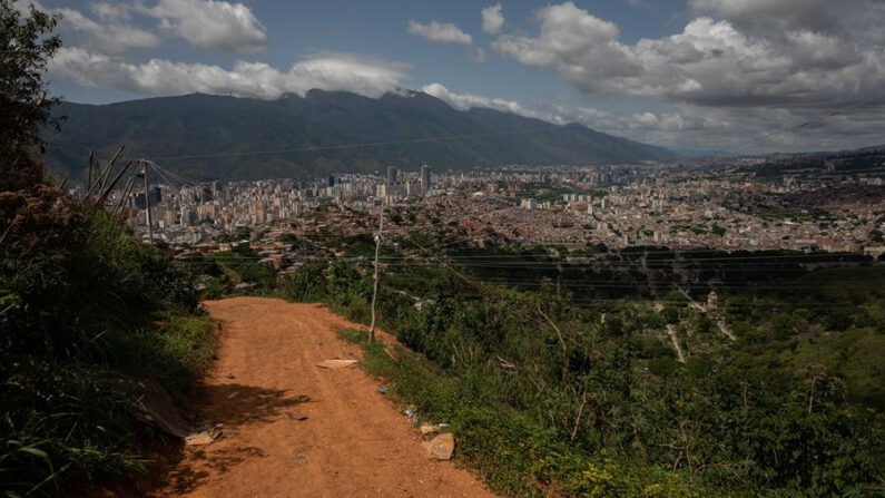 Vista de un camino utilizado por delincuentes para enfrentarse con organismos de seguridad en la parte alta del barrio Cota 905 en Caracas (Venezuela), en una fotografía de archivo. EFE/Rayner Peña