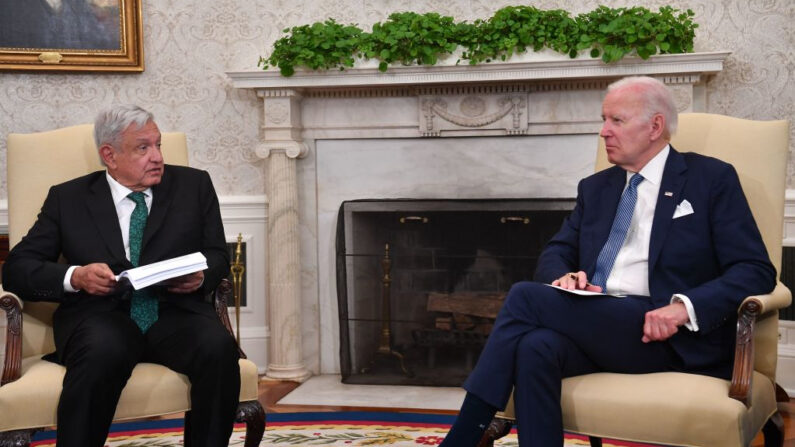El presidente estadounidense Joe Biden se reúne con el presidente mexicano Andrés Manuel López Obrador en el Despacho Oval de la Casa Blanca el 12 de julio de 2022, en Washington, DC. (Nicholas Kamm/AFP vía Getty Images)