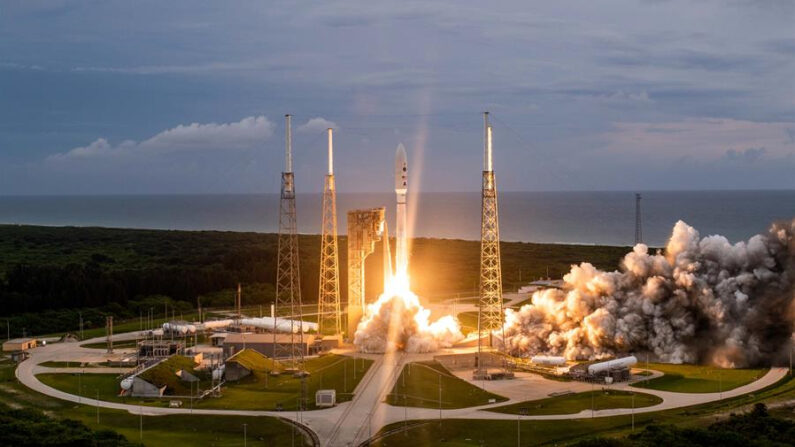 Fotografía cedida por la empresa aeroespacial United Launch Alliance (ULA) donde se aprecia el cohete Atlas V mientras despega hoy desde el Complejo de Lanzamiento 41 de la estación espacial de Cabo Cañaveral, Florida. EFE/Jeff Spotts/ULA