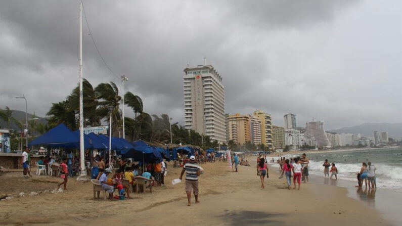 Fotografía de archivo de un aspecto general de la nubosidad en el puerto de Acapulco propiciado por una tormenta tropical, en Acapulco en el Pacífico mexicano. EFE/Francisca Meza
