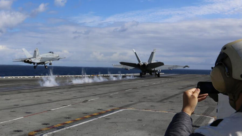 En una fotografía de archivo, un avión de combate despega desde el portaaviones USS Ronald Reagan durante un ejercicio con los buques de guerra de Corea del Sur el 19 de octubre de 2017, en el Mar del Este. EFE/Yonhap